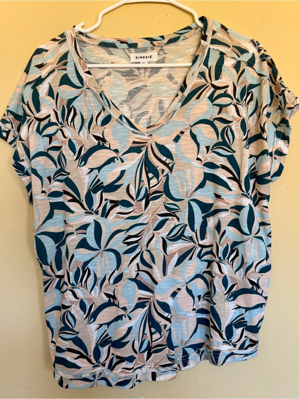 Kinesis short-sleeve V-neck t-shirt size medium